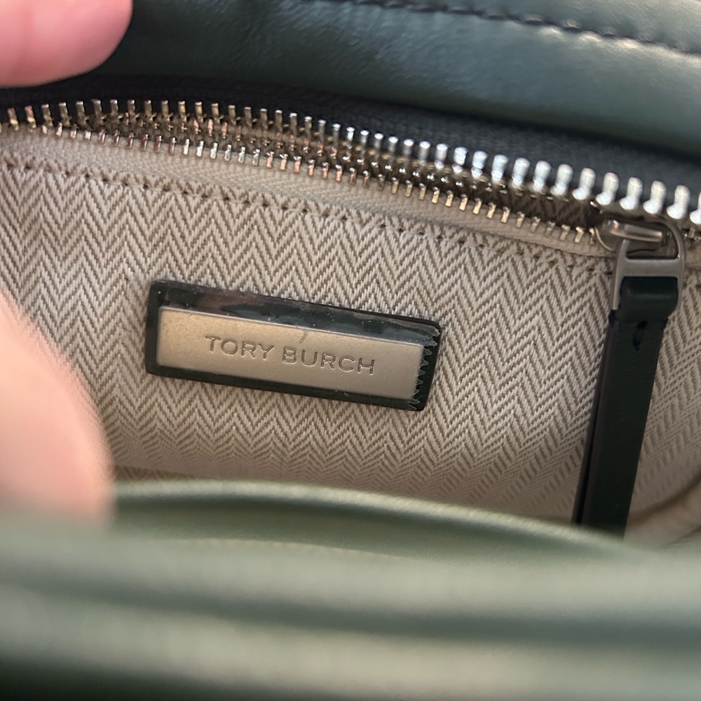 Tory Burch
small Kira Chevron camera bag silver tone with dust bag NWOT - Picture 4 of 6